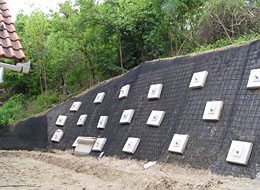 Sycons Kft. - Rézsűbiztosítás vasalt talajtámfal építésével - 1. kép