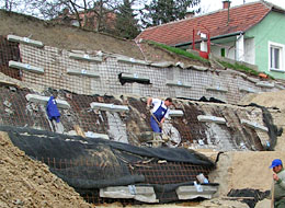 Sycons Kft. - Rézsűbiztosítás vasalt talajtámfal építésével - 3. kép
